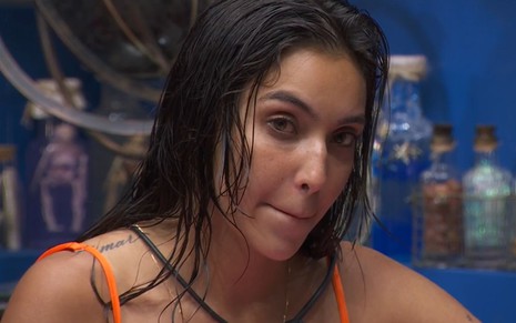 Vanessa Lopes está com cabelos molhados e expressão séria na sala do BBB 24