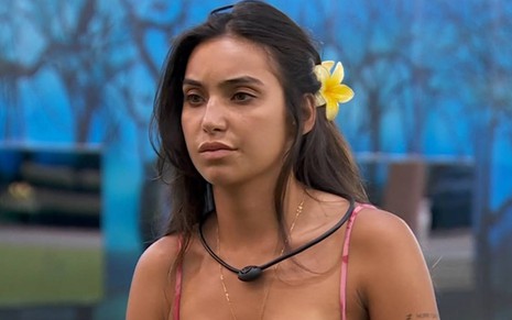 Vanessa Lopes com uma flor amarela no cabelo no jardim do Big Brother Brasil