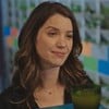 A atriz Nathalia Dill com expressão de desgosto em cena de Família É Tudo