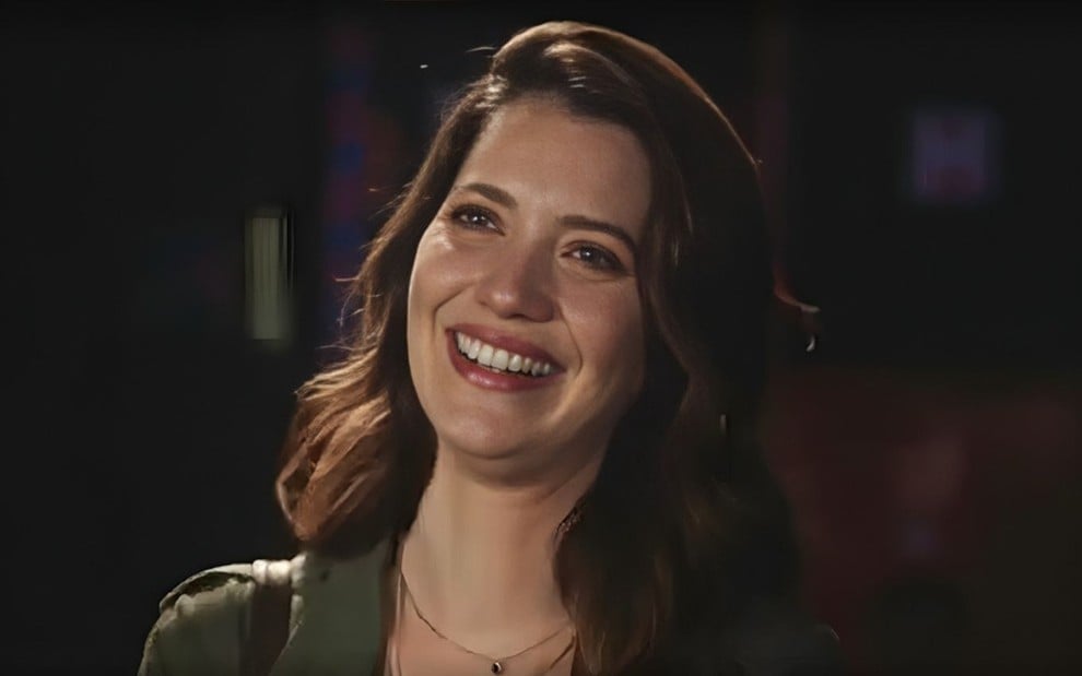 Em cena de Família É Tudo, Nathalia Dill está com a expressão de choro de felicidade