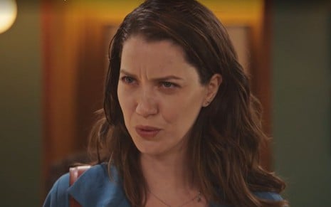 Em cena de Família É Tudo, Nathalia Dill está falando com alguém, com a expressão de raiva