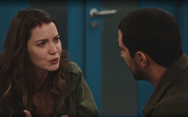 Em cena de Família É Tudo, Nathalia Dill está falando com Renato Góes; ela tem um machucado na testa