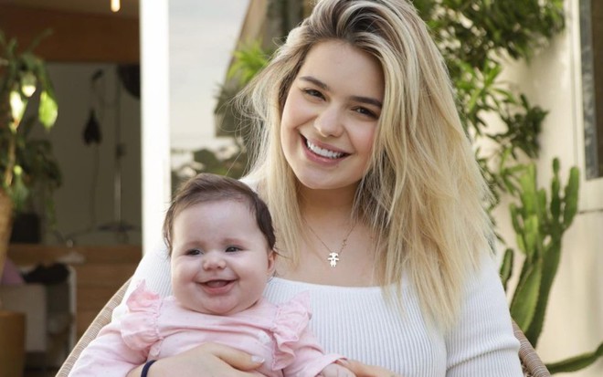Viih Tube está com a filha, Lua, em seu colo