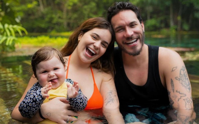 Viih Tube e Eliezer Netto com Lua di Felice, os três sorrindo, dentro de rio