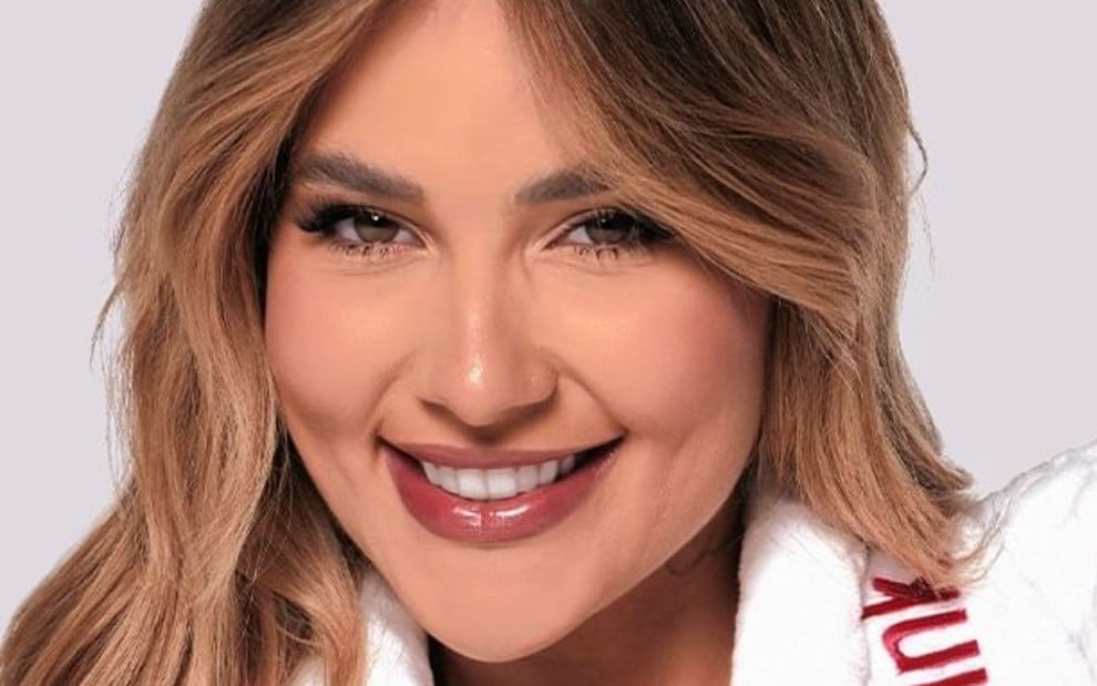 Virginia Fonseca sorri em imagem de divulgação da We Pink