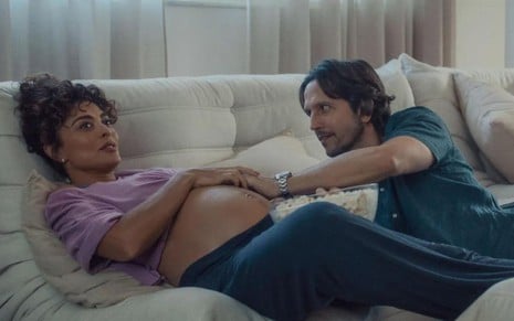 Em cena de Pedaço de Mim, Juliana Paes aparece grávida e Vladimir Brichta está com a mão na barriga dela