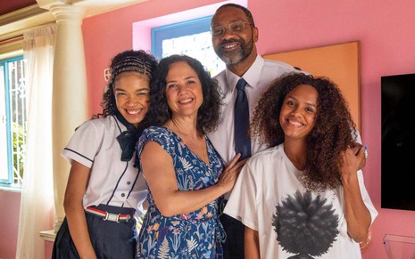 Os atores Bia Santana, Tereza Seiblitz, MV Bill e Jéssica Ellen lado a lado, sorrindo, em cena de família em Volta por Cima