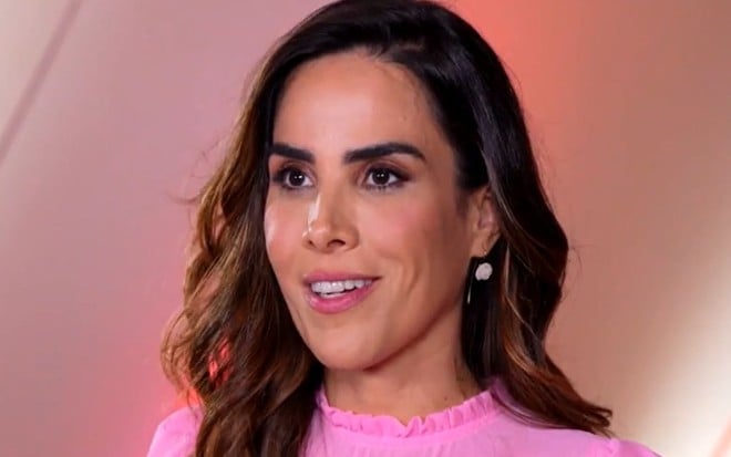 Wanessa Camargo sorri levemente e veste blusa rosa no vídeo de apresentação para o BBB 24