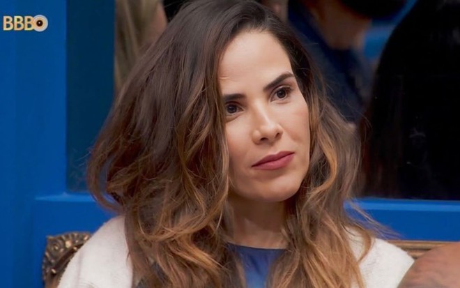 Wanessa Camargo está sentada na sala do BBB 24