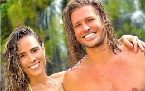 Wanessa Camargo e Dado Dolabella estão abraçados e sorridentes em cachoeira