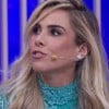 Wanessa Camargo está com os cabelos loiros e curtos, ela usa um vestido verde azulado