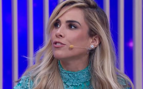 Wanessa Camargo está com os cabelos loiros e curtos, ela usa um vestido verde azulado