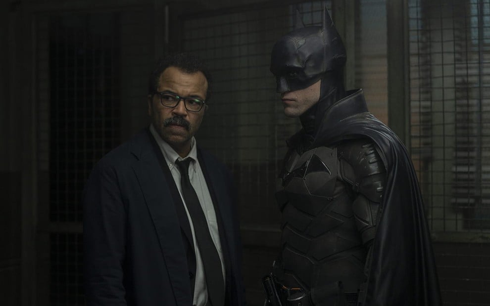 Jeffrey Wright e Robert Pattinson têm expressões sérias em cena do filme Batman