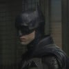 Jeffrey Wright e Robert Pattinson têm expressões sérias em cena do filme Batman
