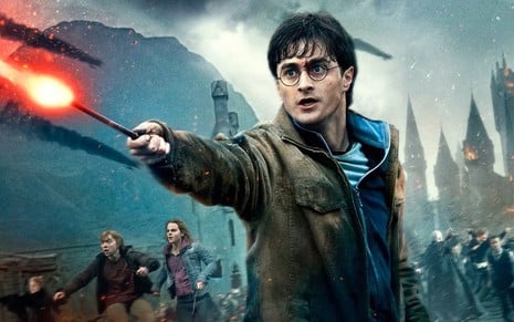Daniel Radcliffe dispara feitiço de sua varinha em cena de Harry Potter