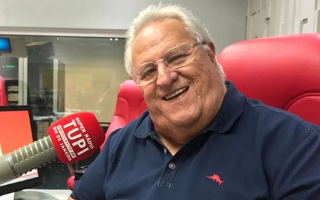 Washington Rodrigues sorridente no estúdio da rádio Tupi