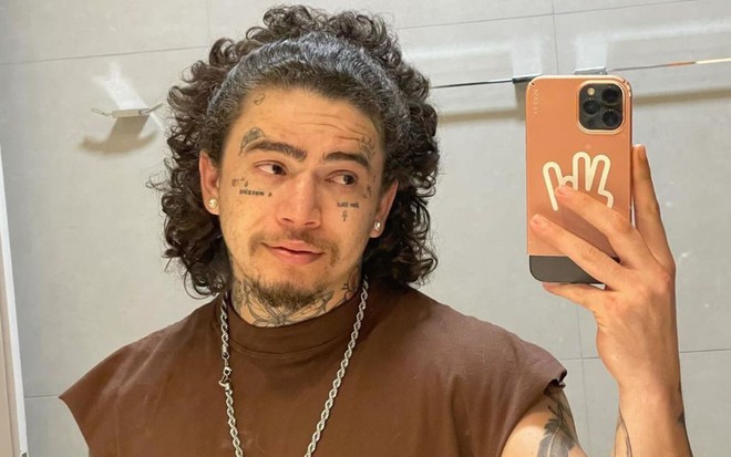 Whindersson Nunes tira selfie no espelho