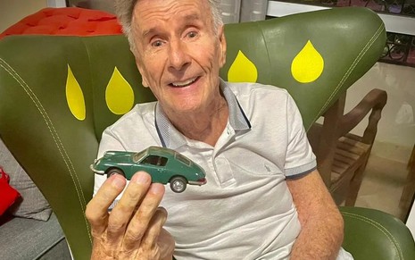 Wilson Fittipaldi segura um carrinho verde de brinquedo em foto postada no Instagram