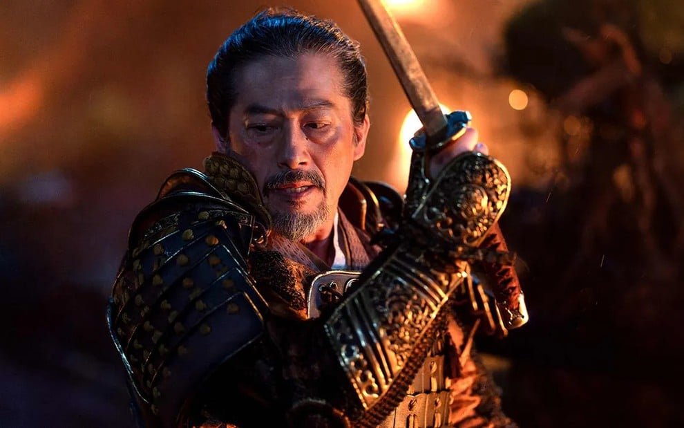Com roupa de samurai, Hiroyuki Sanada ergue espada em cena de Xógum: A Gloriosa Saga do Japão