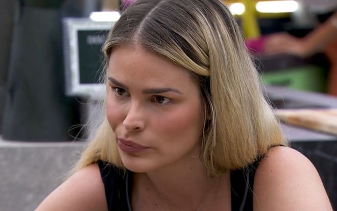 Yasmin Brunet no BBB 24, com expressão séria