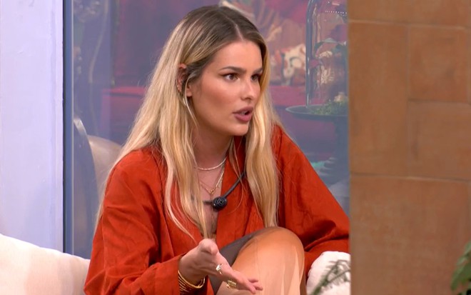 Yasmin Brunet com expressão séria e cabelos soltos na área externa do BBB 24