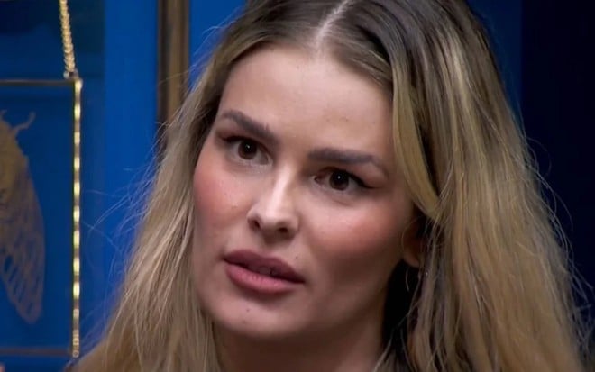 Yasmin Brunet no BBB 24, com expressão séria