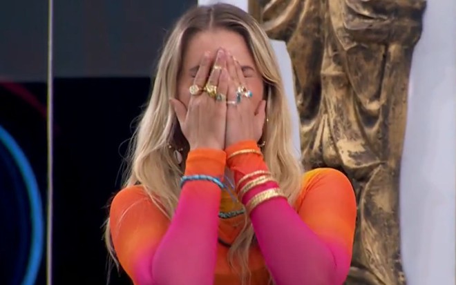 Yasmin Brunet com as mãos no rosto enquanto chora no BBB 24
