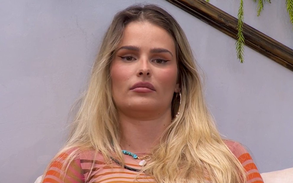 Yasmin Brunet com expressão séria na varanda do BBB 24