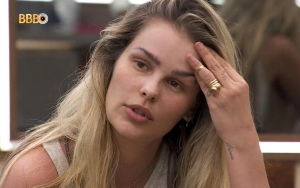 Yasmin Brunet está com uma mão apoiada na cabeça, na cozinha do BBB 24