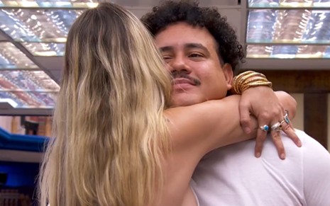 Yasmin Brunet abraçando Lucas Henrique na cozinha do BBB 24