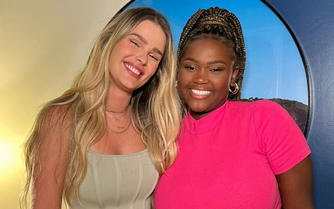 Yasmin Brunet e Raquele Cardozo estão abraçadas e sorridentes após o BBB 24