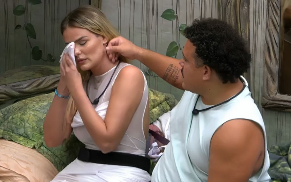 Yasmin Brunet passa lenço no olho e é acariciada por Lucas Henrique Ferreira no quarto gnomo