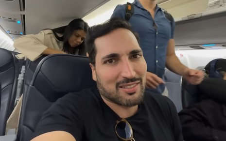 Youtuber Lucas Estevam no avião ATR-72