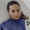 Marcela Monteiro está em uma cama de hospital, gravando vídeo no celular