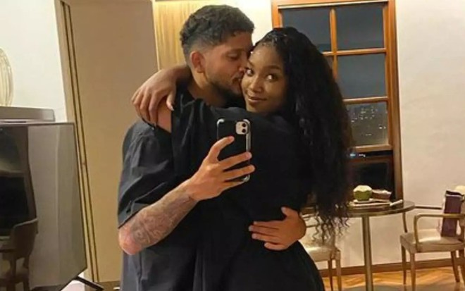 Foto de Yuri Lima e Iza abraçados