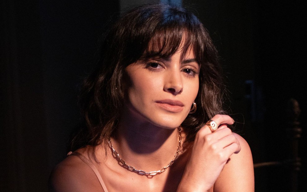 Leticia Salles posa para foto caracterizada como Zélia Noronha, personagem da novela No Rancho Fundo