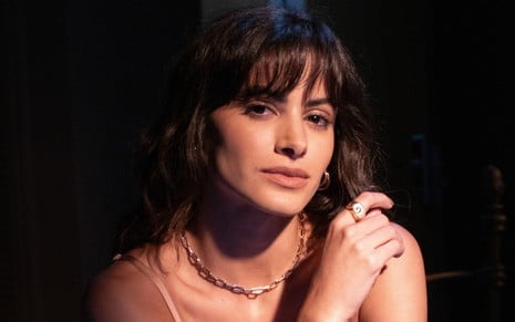 Leticia Salles posa para foto caracterizada como Zélia Noronha, personagem da novela No Rancho Fundo