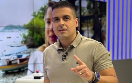Marcelo Castro sinaliza o número um durante o Alô Juca, da TV Aratu