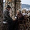 Jacob (Harrison Ford) e Cara (Helen Mirren)  em frente a várias toras de madeira cortadas para virar lenha em 1923