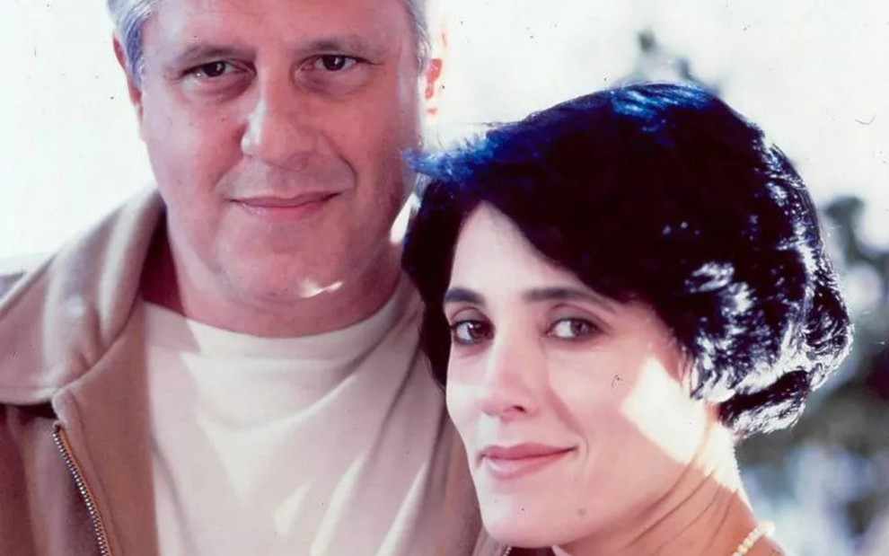 Os atores Antonio Fagundes e Christiane Torloni olhando para a câmera, caracterizados como seus personagens em A Viagem (1994)