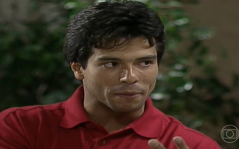 O ator Mauricio Mattar com expressão séria em cena de A Viagem (1994)