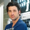 Patrick Dempsey posa com jaleco azul e encostado em parede com radiografias em Grey's Anatomy