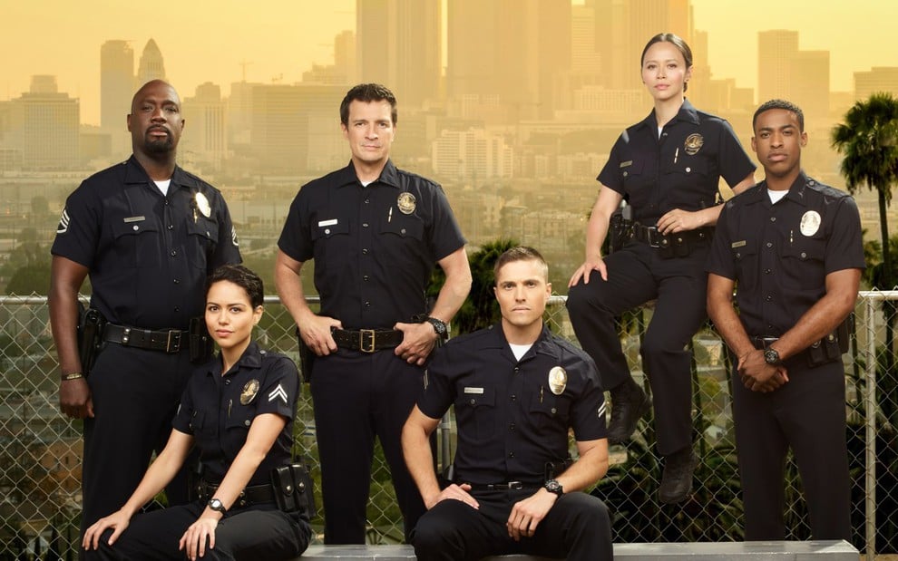 Elenco da série The Rookie posa para foto promocional