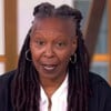 Whoopi Goldberg tem expressão séria no cenário do The View