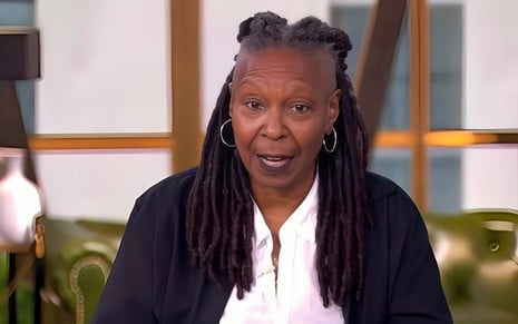 Whoopi Goldberg tem expressão séria no cenário do The View