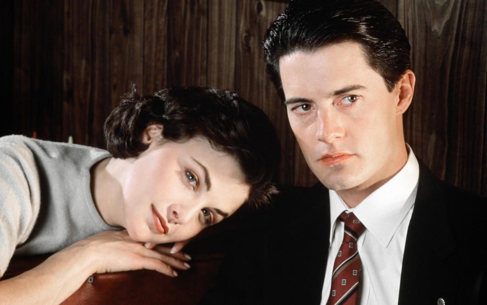 Sherilyn Fenn apoia sua cabeça no ombro de Kyle MacLachlan em foto promocional da série Twin Peaks