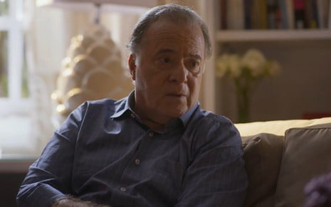 O ator Tony Ramos com expressão séria em cena de Dona de Mim