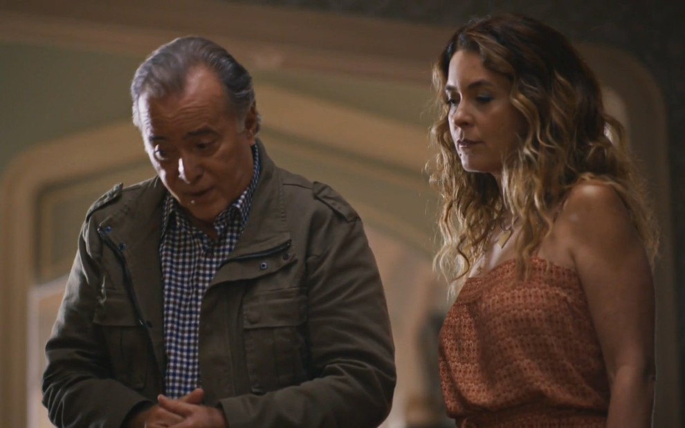 O ator Tony Ramos falando, olhando para baixo, e a artiz Cláudia Abreu séria em cena de Dona de Mim