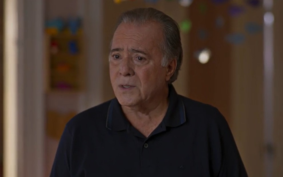 O ator Tony Ramos com expressão preocupada em cena de Dona de Mim