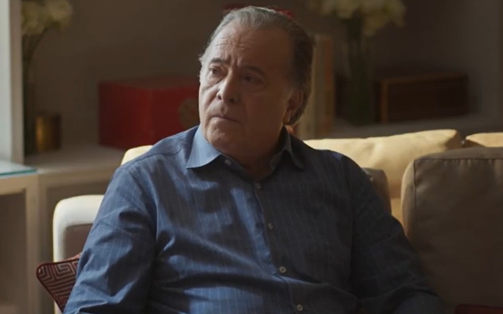 O ator Tony Ramos com expressão séria em cena de Dona de Mim